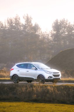 Kırsal yolda modern SUV sürücüsü