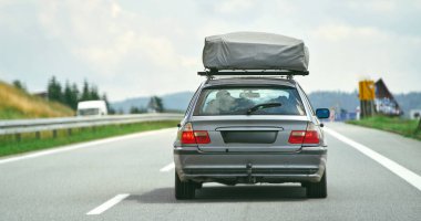 Kırsal yolda çatısı olan eski bir steyşın vagon.