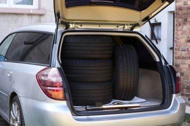 Yeni yaz lastikleri ile otomotiv bakımı