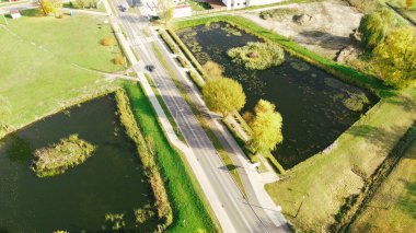 Kırsal yol yakınlarındaki göletlerin genel manzarası
