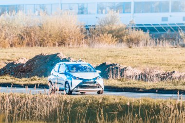 Yol kenarında küçük bir hatchback.