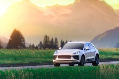 Parlak SUV doğal ortamda geziniyor.