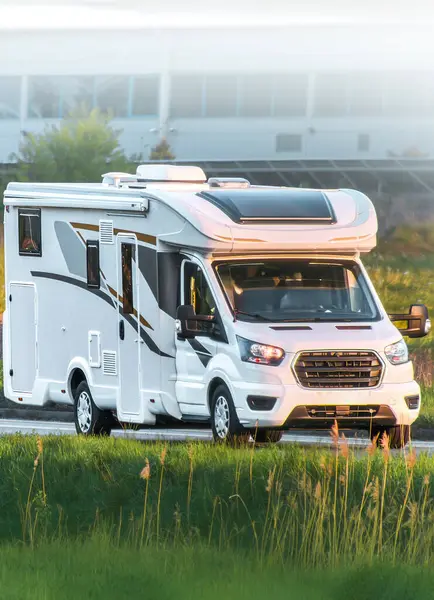 Avrupa 'nın vahşi doğasında eğlence aracı sürüyor