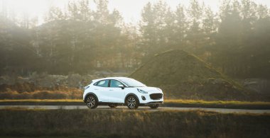 Kırsal yolda modern SUV sürücüsü