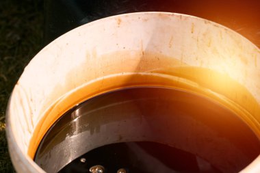Araba servisinden sonra depolanan sentetik motor yağı