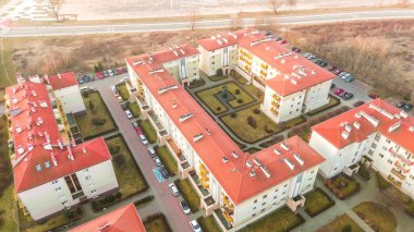 Terracotta çatısı ve avlusu olan Avrupa tarzı evler