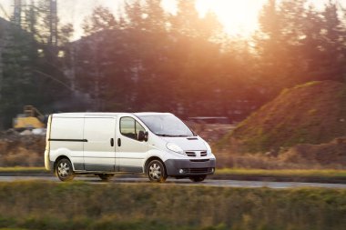 Kırsal yoldaki küçük ticari minibüs.