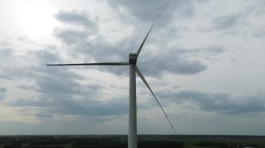 Bulutlu gökyüzü ile kırsal alan rüzgar türbini