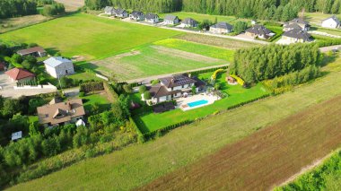 Doğadaki lüks evin insansız hava aracı görüntüsü.