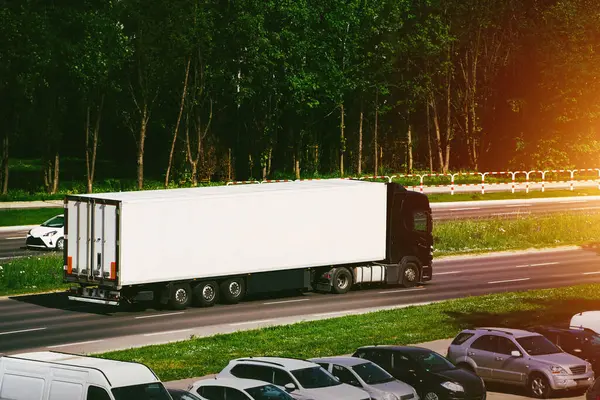 Kargo kamyonu güneşli bir günde hareket ediyor.
