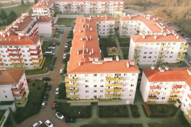 Turuncu çatısı olan en üst düzey yerleşim yerleri.