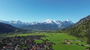 İlkbaharda sakin bir kır gezisi.