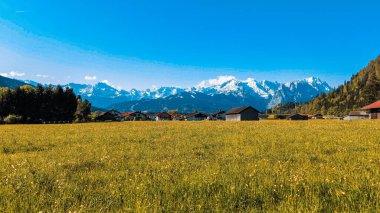 Yeşil vadinin yukarısındaki karlı dağ sırası