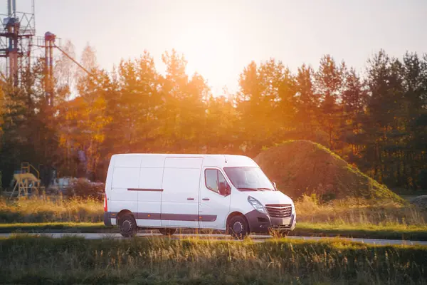 Kırsal alanda beyaz minibüs
