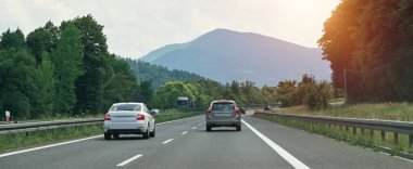 Tepeli kırsal bir yolda trafik vardı.