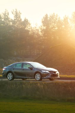 Güçlü spor araba altın saatte hız yapıyor.