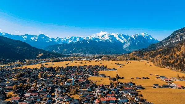 Yeşil vadideki dağ kilisesi ve köy