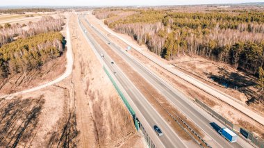 İşaretli yaya yolları olan modern trafik çemberi