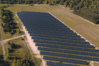 Alternatif enerji panelleri çatıda.