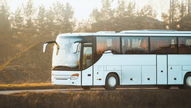 Modern koç kırsal yolda hız yapıyor.