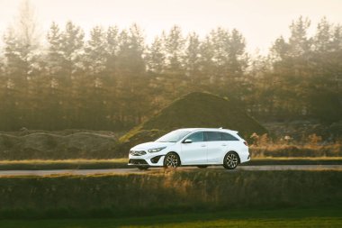 Kırsal yolda modern lüks bir arazi arabası.