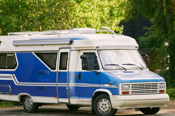 Manzaralı bir yerde Retro karavan.