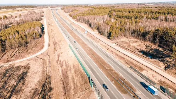 İşaretli yaya yolları olan modern trafik çemberi