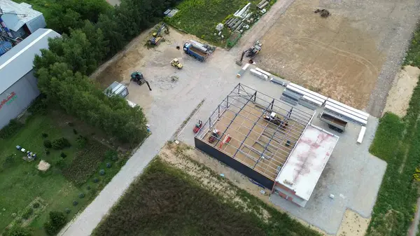 Şafakta ağır ekipmanlarla kırsal inşaat sahası