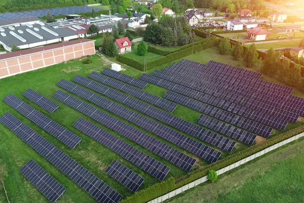Güneş panelleri temiz ve yenilenebilir enerji üretiyor