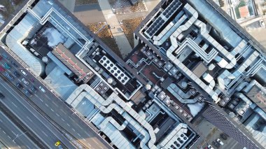 Pervane ve kompresörlü HVAC sistem çatısı