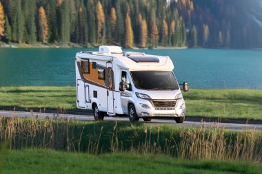 Kamp minibüsü dağlara doğru yol alıyor.