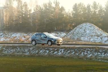 Buzlu otoyolda tuz kaplı ulaşım
