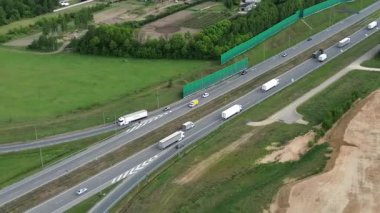 Trafikte giden büyük beyaz bir karavan.