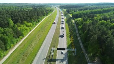 Yeşil ağaçların arasında güneşli kırsal yol