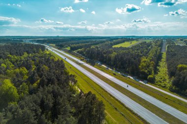 Yazın yukarıdan otoyol görünümü