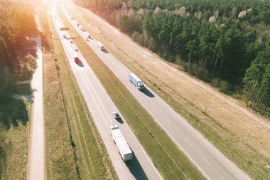Otoyol trafiğinin panoramik hava görüntüsü