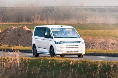 Elektrikli otomobil boş yolda verimli bir şekilde sürüyor