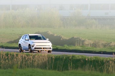 Açık otoyolda elektrikli cip.