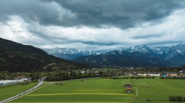 Kırsal Avrupa köyüne insansız hava aracı bakışı