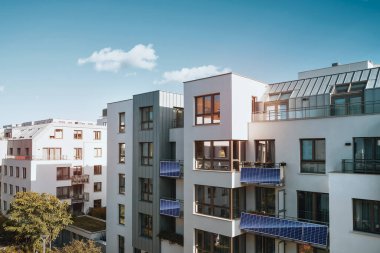 Balkon parmaklıklarında yeşil elektrik sistemi