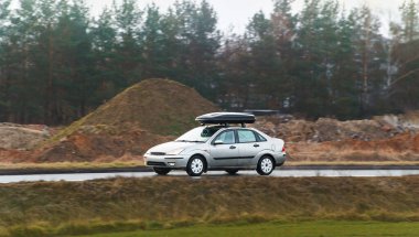 Çatı kutusuyla açık yolda giden araç