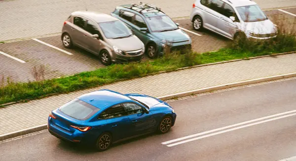 Boş bir caddede şık bir araç.