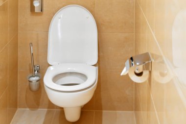 Yüzen duvarla kaplı tuvalet desenli.