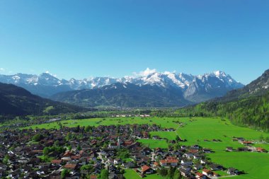 Sakin Bavyera kırsalındaki tarihi evler