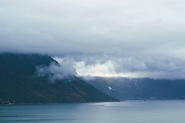Kotor Körfezi kıyısındaki dağ zeminli eski kasaba