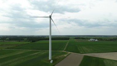 Yeşil elektrik üreten uzun rüzgar gülü