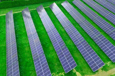 Güneşli bir alanda güneş panellerinden yenilenebilir enerji