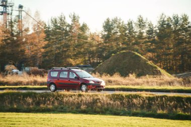 Kırsal yolda giden nakliye aracı
