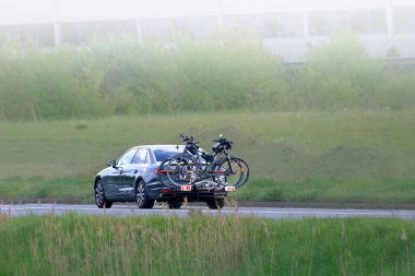 Trafikte modern otomobilde bisikletçilerin ekipmanı