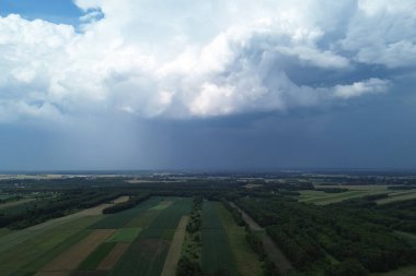 Kırsal tarım arazilerine yaklaşan kara bulutlar